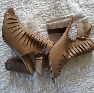 Size 8.5 Chinese Laundry tan strappy heels